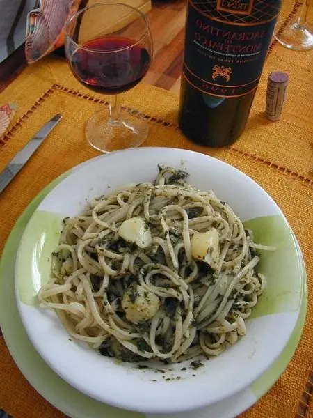 Foto von Ligurische Bavette mit Pesto Genovese – fertig angerichtet