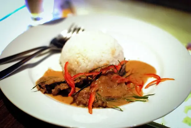 Foto von Thailändisches Panang Curry klassisch – fertig angerichtet