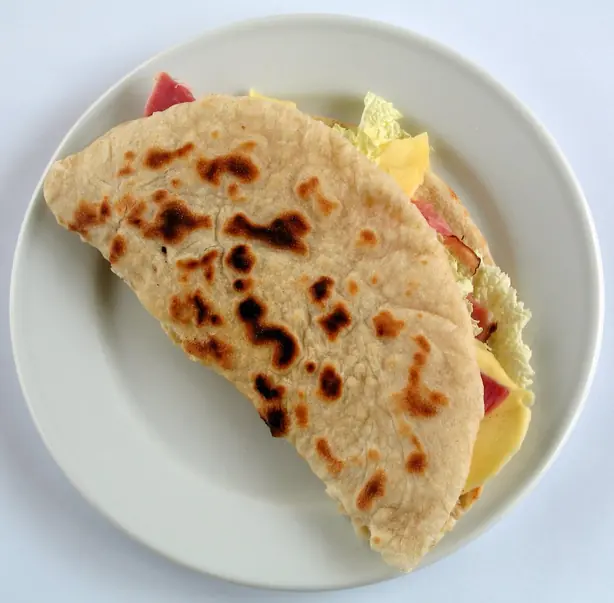 Foto von Klassische Piadina Romagnola – fertig angerichtet