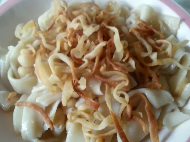 Foto von Apulische Ciceri e tria klassisch – fertig angerichtet