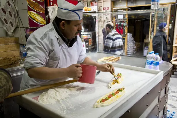 Foto von Türkische İçli Pide mit Hackfleisch – fertig angerichtet