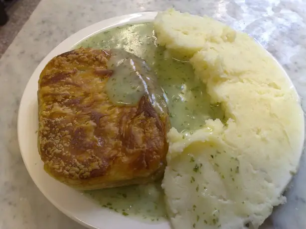 Foto von Klassischer Londoner Pie and Mash – fertig angerichtet