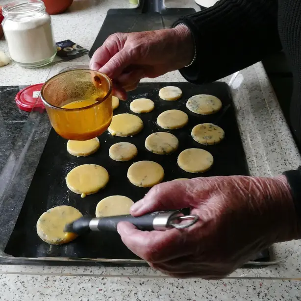 Foto von Pikante Kräuter-Kekse – fertig angerichtet