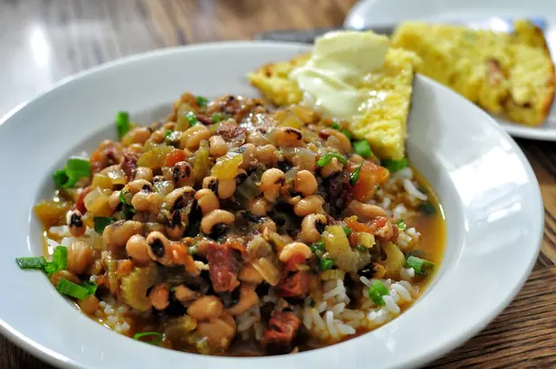 Foto von Südstaaten Hoppin’ John Klassisch – fertig angerichtet