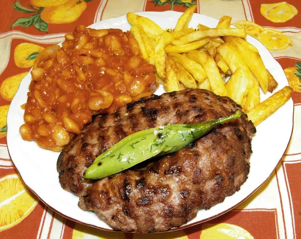 Foto von Serbische Pljeskavica vom Grill – fertig angerichtet