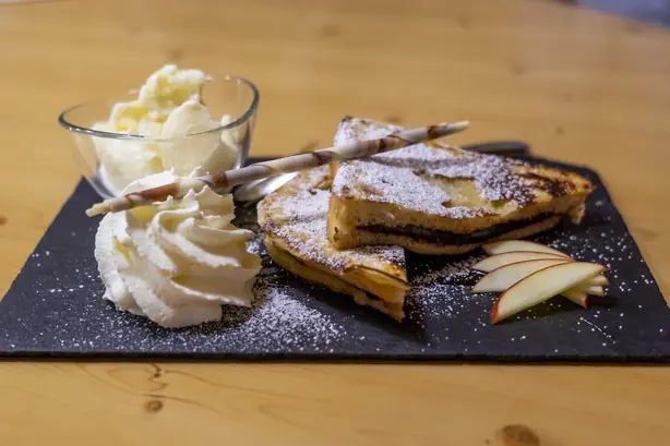 Foto von Klassische Deutsche Arme Ritter – fertig angerichtet