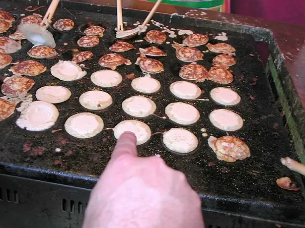 Foto von Poffertjes – Holländische Mini-Pfannkuchen – fertig angerichtet