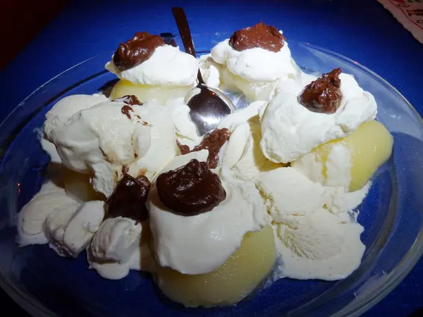 Foto von Klassische Birne Helene – fertig angerichtet