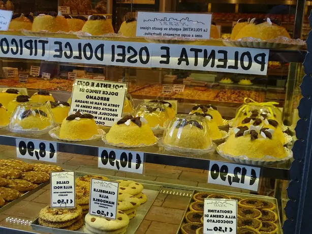 Foto von Bergamasker Polenta e osei dolce – fertig angerichtet