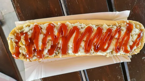 Foto von Klassische Polnische Zapiekanka – fertig angerichtet