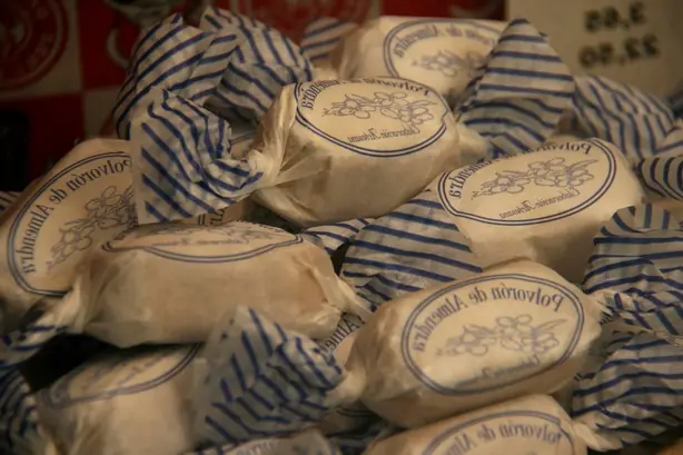 Foto von Spanische Polvorones klassisch – fertig angerichtet