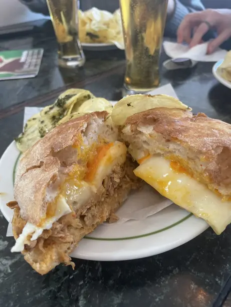 Foto von Portugiesisches Bifana-Sandwich – fertig angerichtet