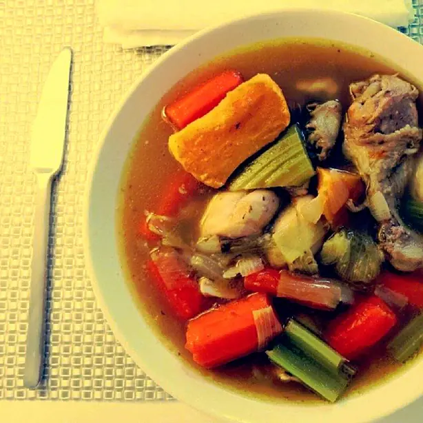 Foto von Klassisches Französisches Poule au pot – fertig angerichtet