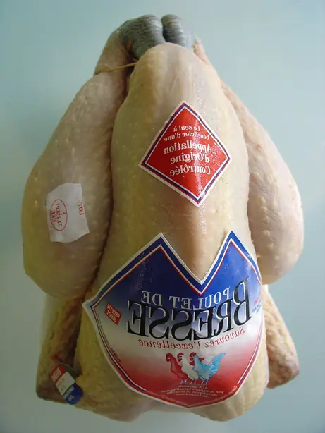 Foto von Bresse-Huhn klassisch französisch – fertig angerichtet