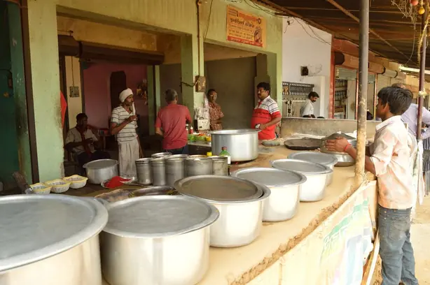 Foto von Indisches Dhaba Chicken Curry – fertig angerichtet