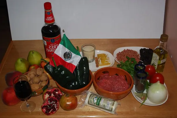 Foto von Mexikanische Chiles en nogada – fertig angerichtet