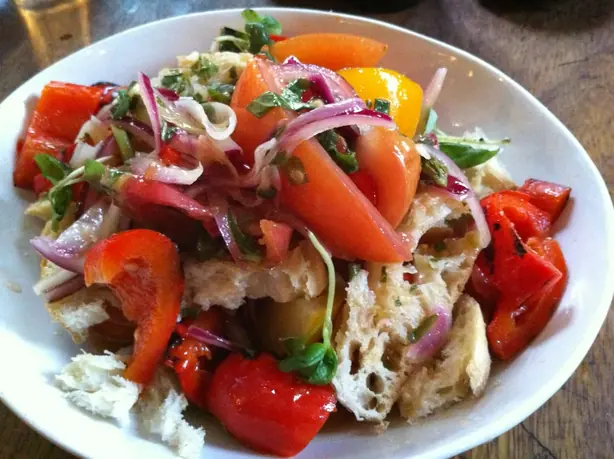 Foto von Toskanischer Brotsalat Panzanella – fertig angerichtet