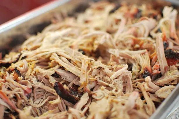 Foto von North Carolina Barbecue mit Schwein – fertig angerichtet