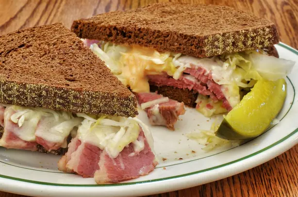 Foto von New Yorker Reuben Sandwich klassisch – fertig angerichtet