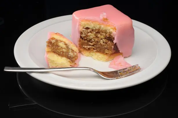 Foto von Österreichische Punschkrapfen klassisch – fertig angerichtet