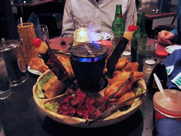 Foto von Klassischer Pu-Pu-Teller – fertig angerichtet