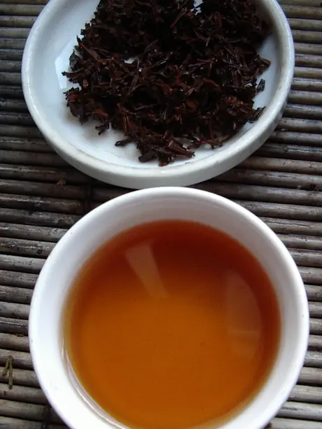 Foto von Klassischer Keemun Schwarztee – fertig angerichtet