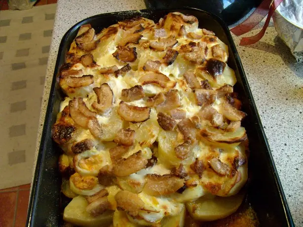 Foto von Ungarischer Kartoffelauflauf Rakott krumpli – fertig angerichtet