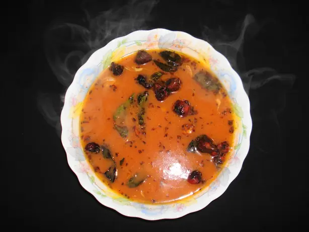 Foto von Südindische Rasam Suppe klassisch (2) – fertig angerichtet