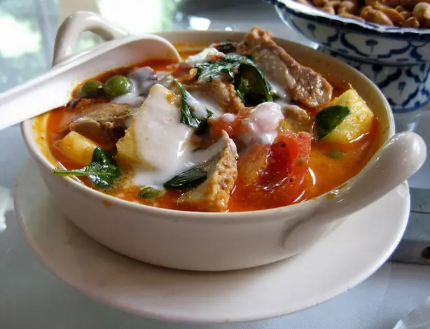 Foto von Indisches Hähnchen-Curry klassisch (2) – fertig angerichtet