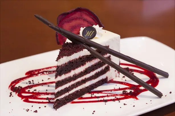 Foto von Amerikanischer Red Velvet Cake klassisch – fertig angerichtet