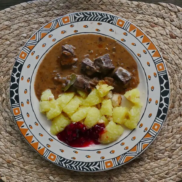 Foto von Rehgulasch – fertig angerichtet