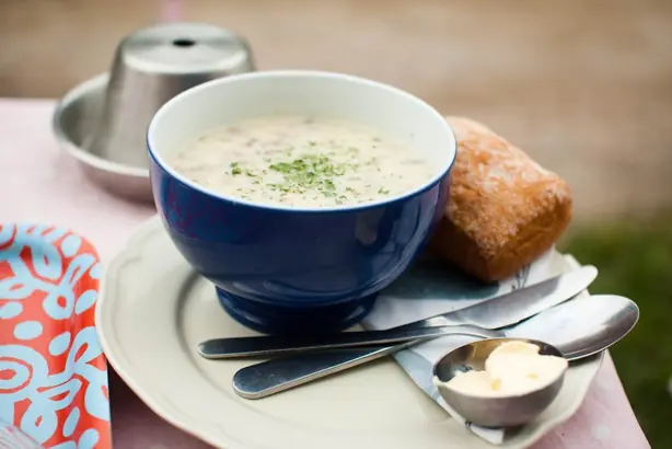 Foto von Amerikanische Cheddar-Brokkoli-Suppe – fertig angerichtet