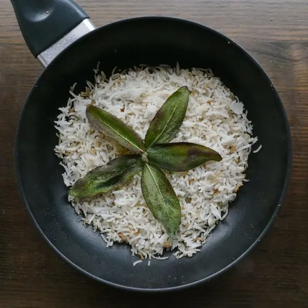 Foto von Kabeljau mit Sellerie-Apfel-Gemüse – fertig angerichtet