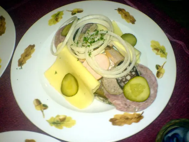 Foto von Deutsches Restaurationsbrot üppig belegt – fertig angerichtet