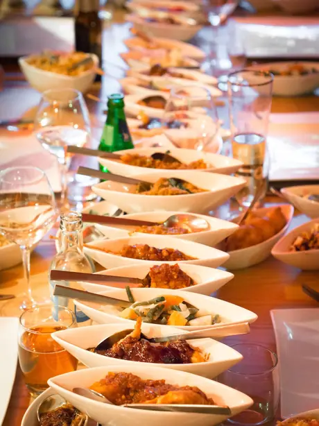 Foto von Klassische Indonesische Reistafel – fertig angerichtet