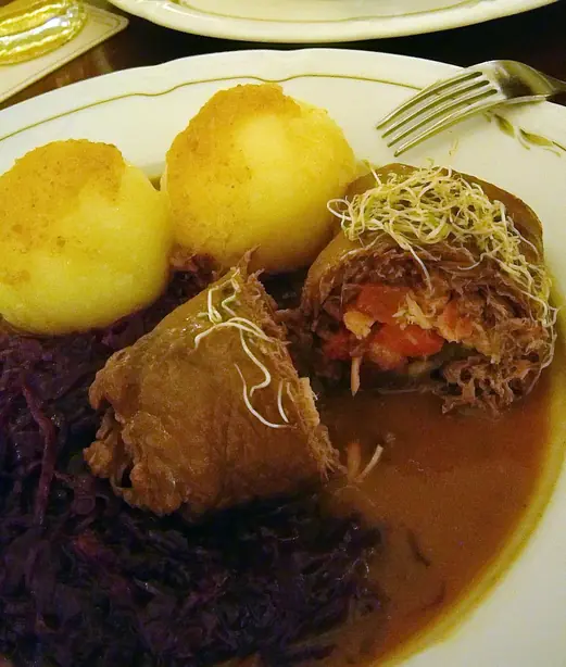 Foto von Klassische Deutsche Rinderrouladen (2) – fertig angerichtet