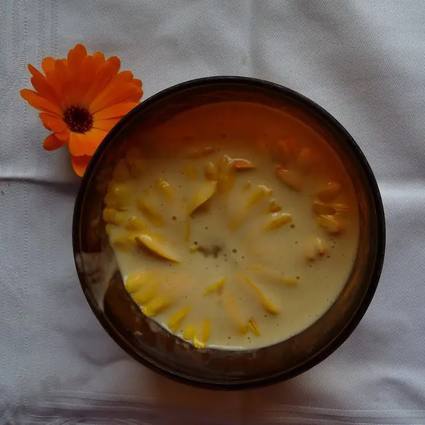 Foto von Ringelblumen im Bierteig – fertig angerichtet