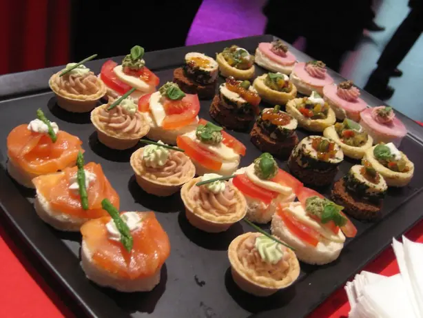 Foto von Klassische Lachs-Canapés – fertig angerichtet