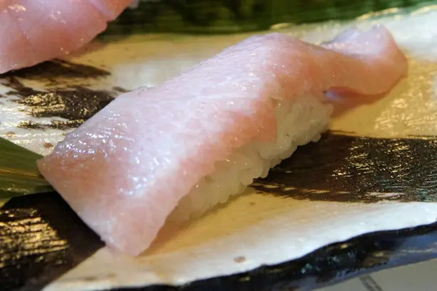 Foto von Japanisches Toro Nigiri Sushi – fertig angerichtet