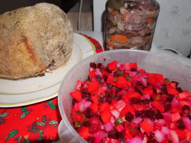 Foto von Finnischer Weihnachtssalat Rosolli – fertig angerichtet