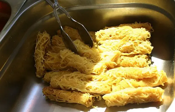 Foto von Malaysische Roti Jala klassisch – fertig angerichtet