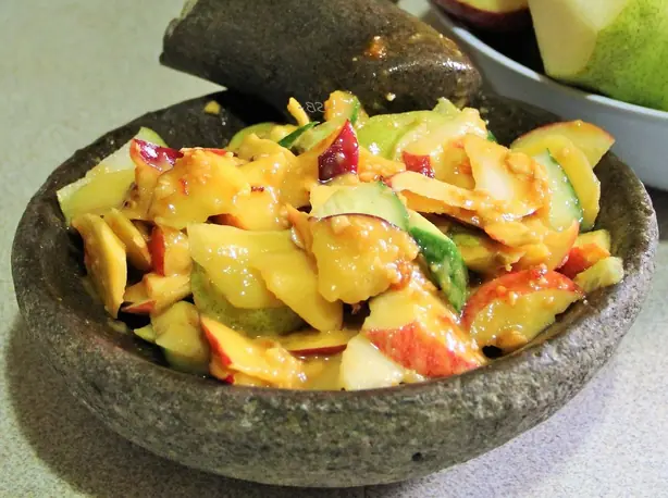 Foto von Indonesischer Obstsalat Rujak Manis – fertig angerichtet
