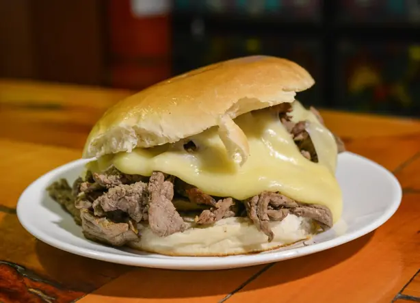 Foto von Chilenisches Barros Luco Sandwich – fertig angerichtet