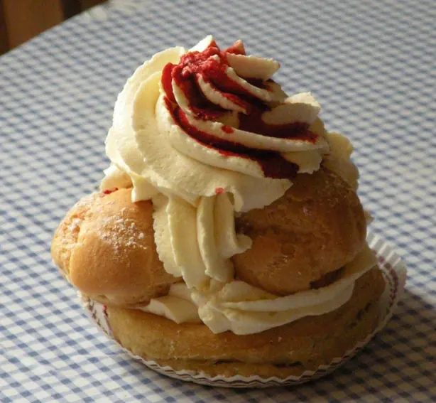 Foto von Klassische Saint-Honoré-Torte – fertig angerichtet