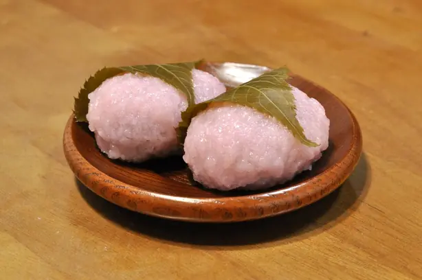 Foto von Japanische Sakuramochi Kansai-Art – fertig angerichtet