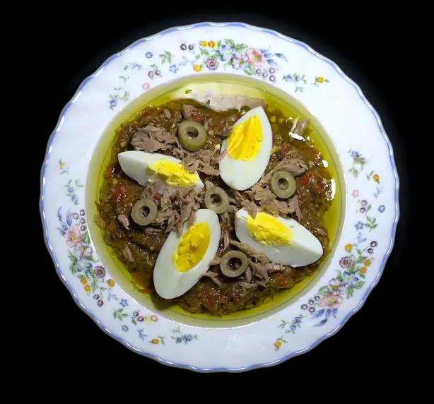 Foto von Tunesischer Mechouia-Salat klassisch – fertig angerichtet