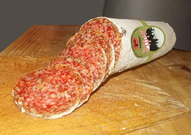 Foto von Rumänische Salam de Sibiu klassisch – fertig angerichtet