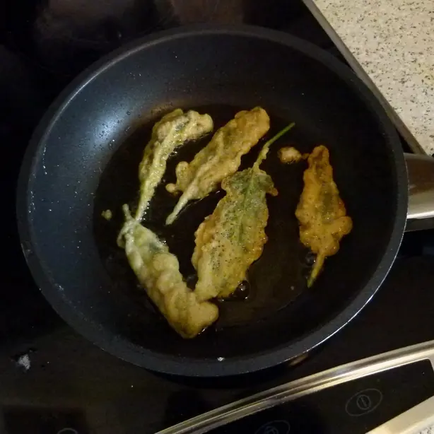 Foto von Knusprige Salbeimäuschen – fertig angerichtet