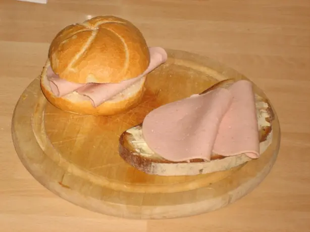 Sandwich wurstbrot-wurstbroetchen 2871 – Foto: Philippus01 (CC BY-SA 3.0)