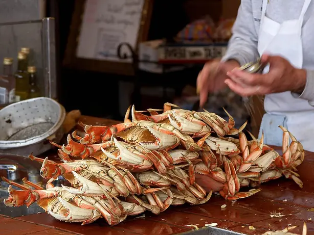 Foto von Gekochte Dungeness Krabbe klassisch – fertig angerichtet